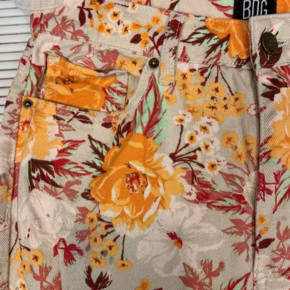 BDG tan Floral Print Mom High Rise baggy tapered jeans Size 26 - Picture 7 of 8